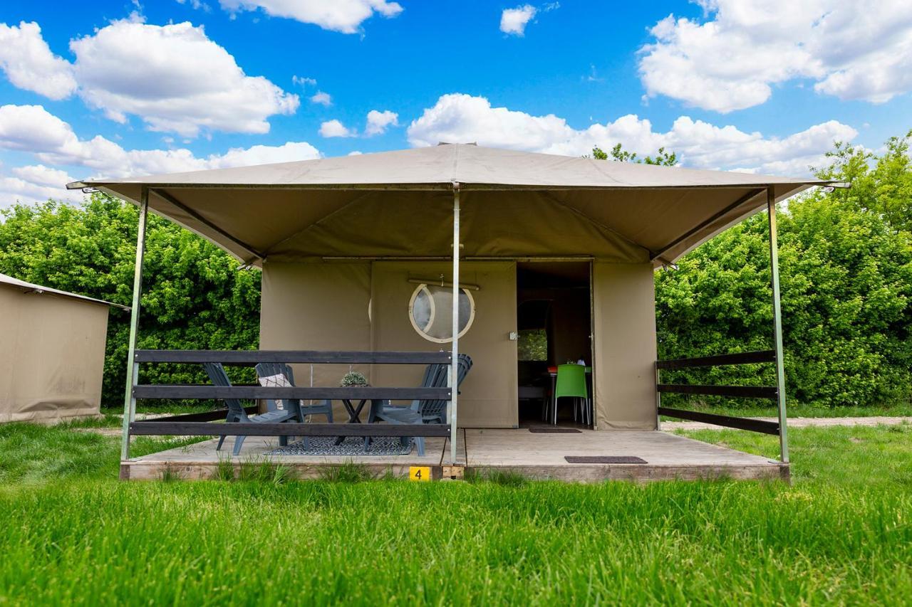 Boerderij Camping Nixhoeve Genderen Ngoại thất bức ảnh