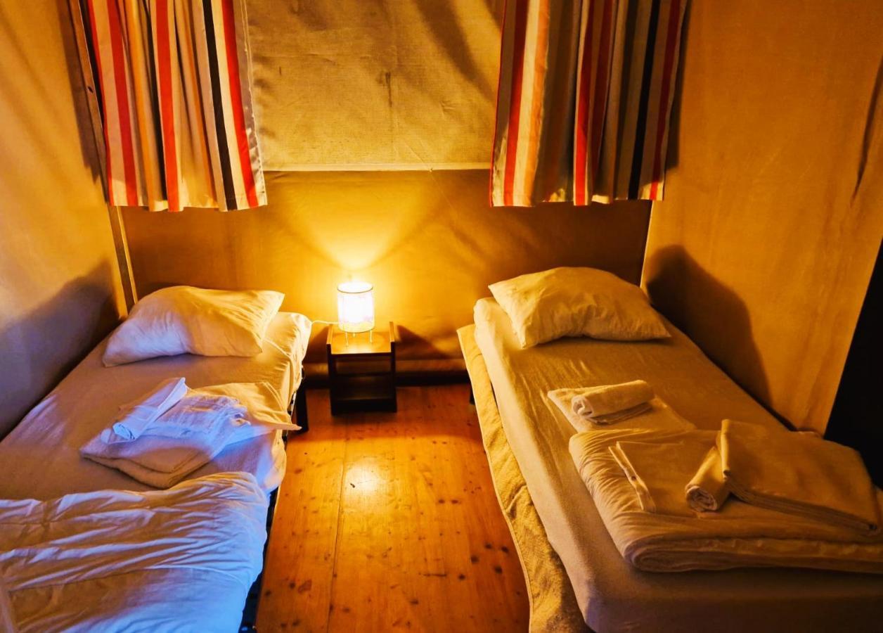 Boerderij Camping Nixhoeve Genderen Ngoại thất bức ảnh